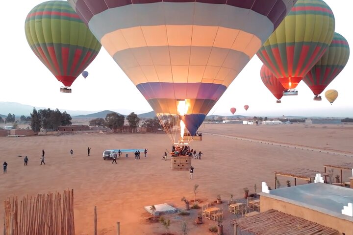 Hot air balloon flight at sunrise in Marrakech breakfast