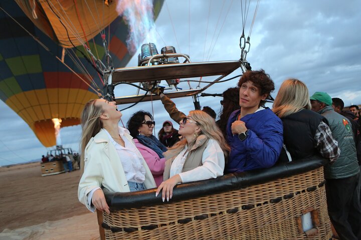 Hot air balloon flight at sunrise in Marrakech breakfast