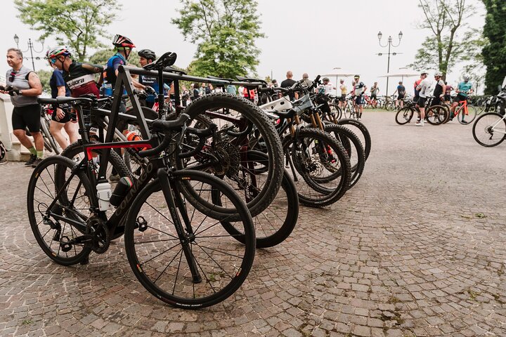 Rental E Bike Gravel Road and Guided Tours