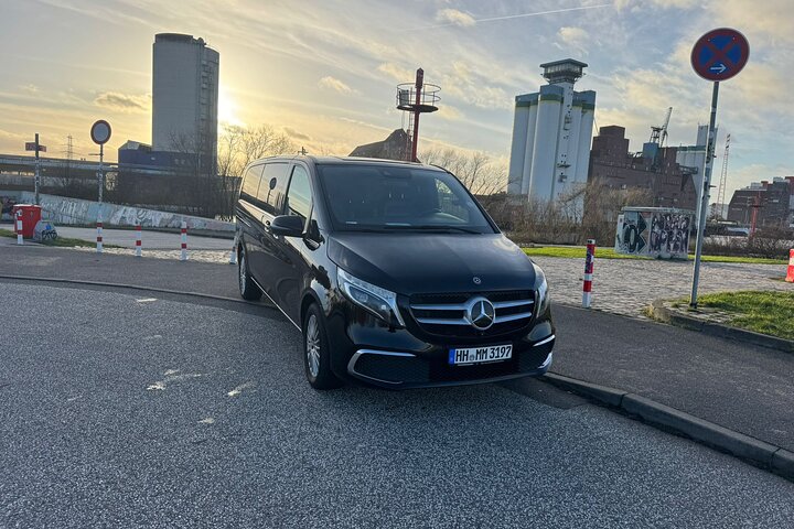 Private van transfer Kiel Cruise Terminal to Hamburg