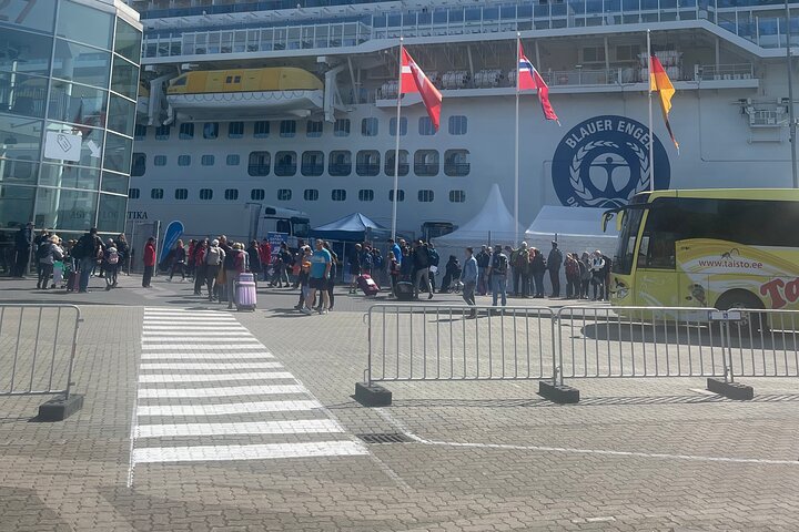 Private van transfer Kiel Cruise Terminal to Hamburg