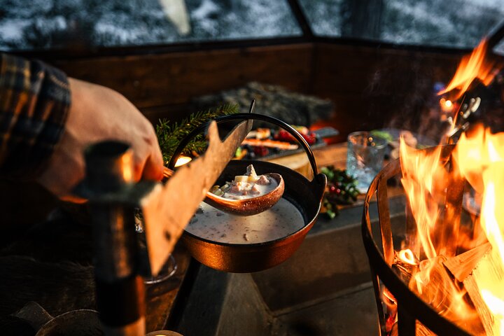 Private Expedition: INTO THE WILD Safari & Lunch in Glass Igloo