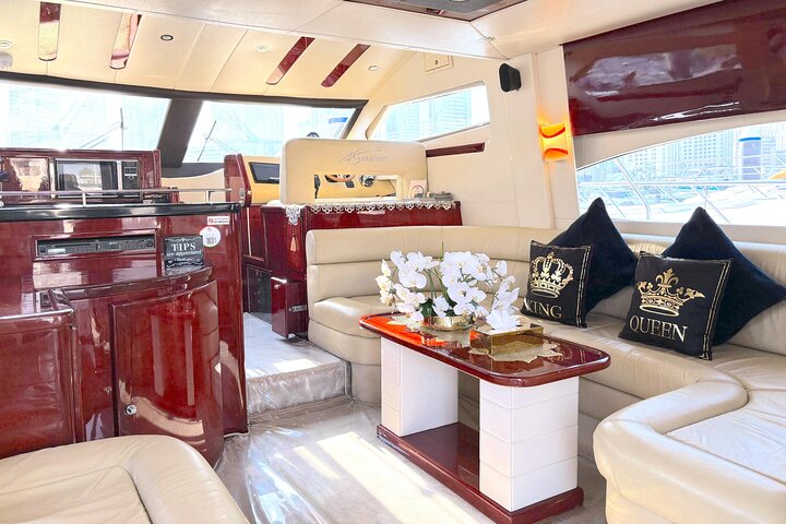Dubai Private Luxury Cruise on a Stylish 50FT Yacht