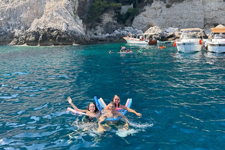 3-hour private boat tour of the island of Capri