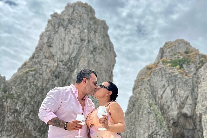 3-hour private boat tour of the island of Capri