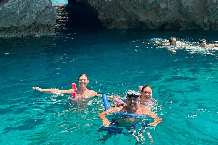 3-hour private boat tour of the island of Capri
