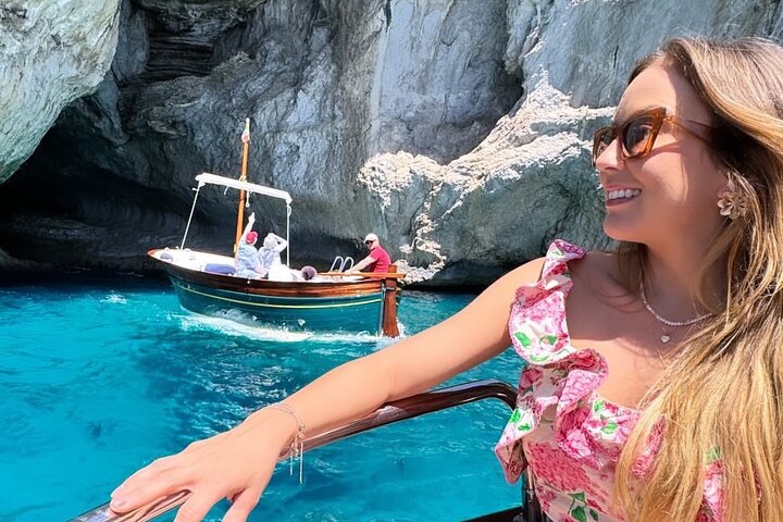 3-hour private boat tour of the island of Capri