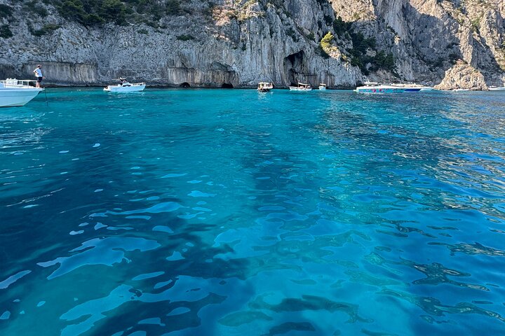 3-hour private boat tour of the island of Capri