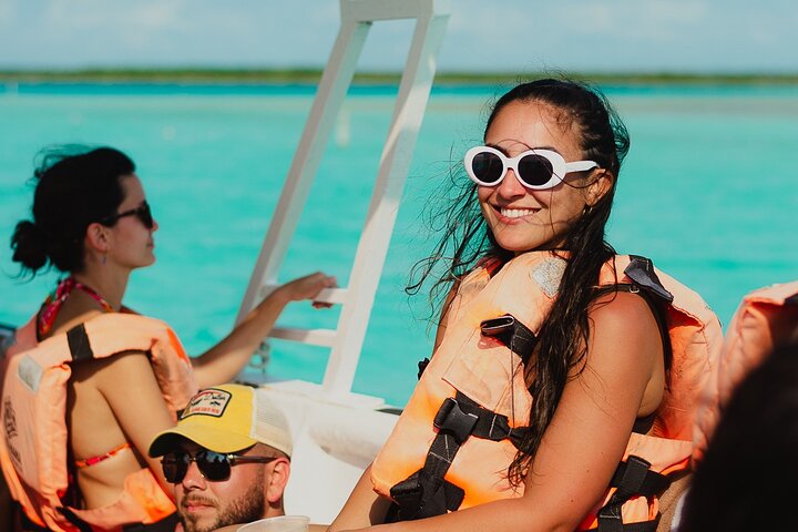 Bacalar Lagoon Sightseeing Boat Tour with Open Bar and Snacks