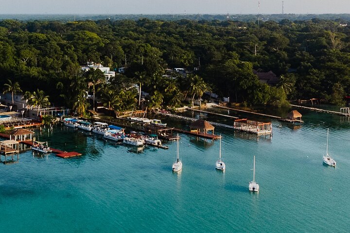 Bacalar Lagoon Sightseeing Boat Tour with Open Bar and Snacks