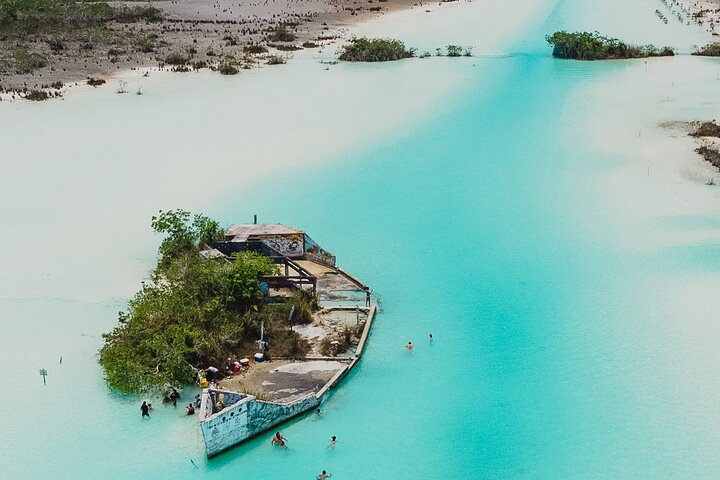 Bacalar Lagoon Sightseeing Boat Tour with Open Bar and Snacks