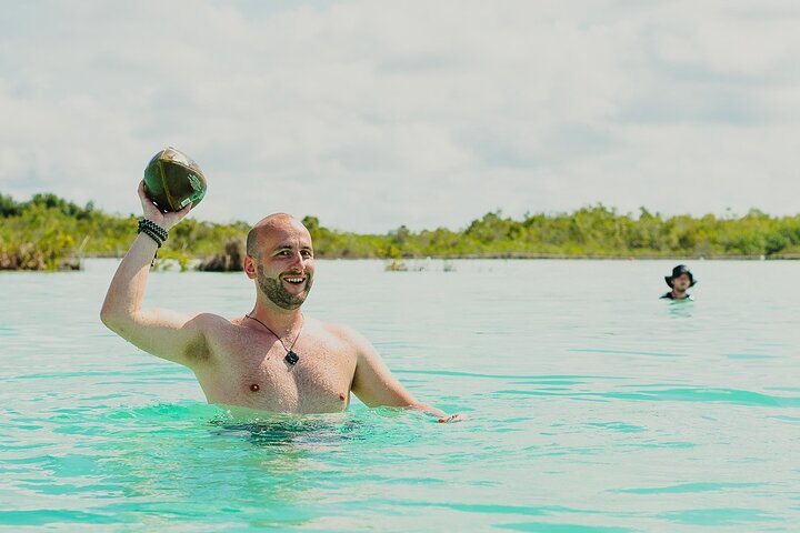 Bacalar Lagoon Sightseeing Boat Tour with Open Bar and Snacks