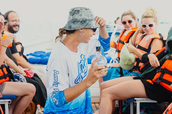 Bacalar Lagoon Sightseeing Boat Tour with Open Bar and Snacks