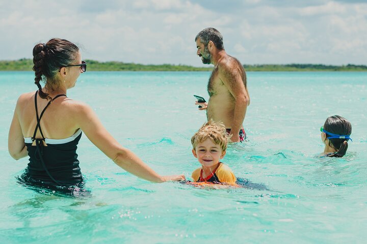 Bacalar Lagoon Sightseeing Boat Tour with Open Bar and Snacks