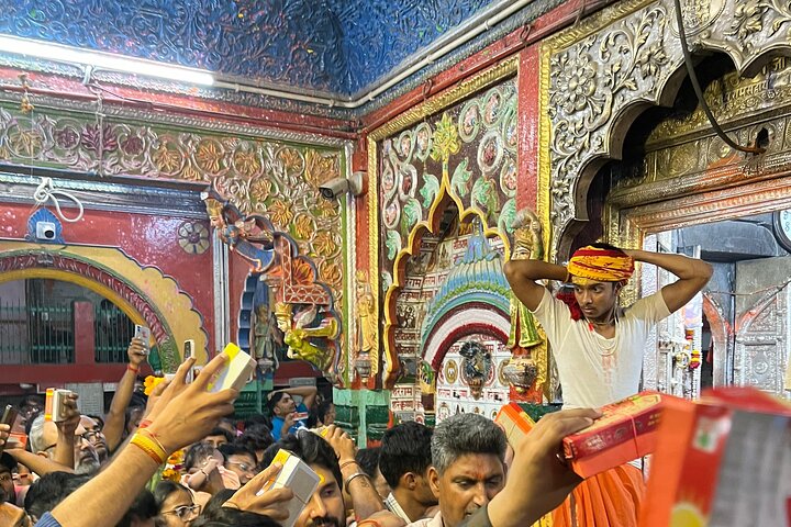 Ayodhya Private Tour & VIP Darshan -Special support for Seniors