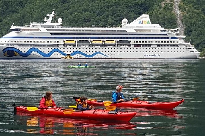 Guided kayak tour "The Seven Sister Tour" on the Geiranger Fjord - 4 h