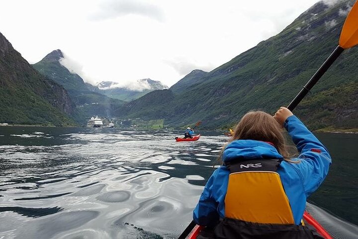Guided kayak tour "The Seven Sister Tour" on the Geiranger Fjord - 4 h