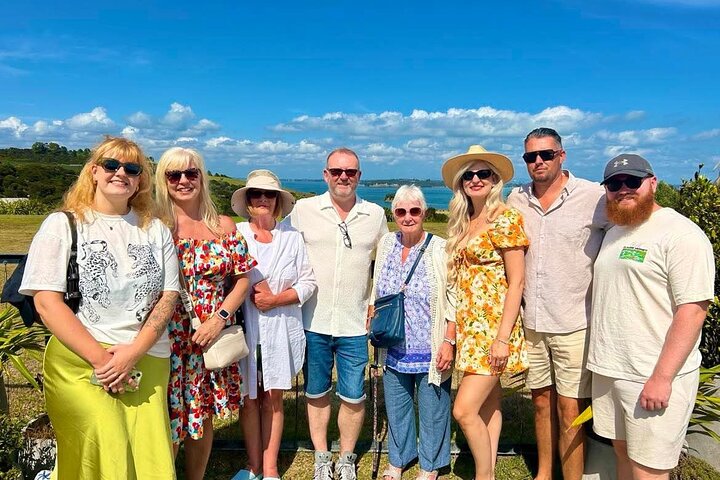 Auckland: Waiheke Island Seafront Lunch & Premium Wine Tour