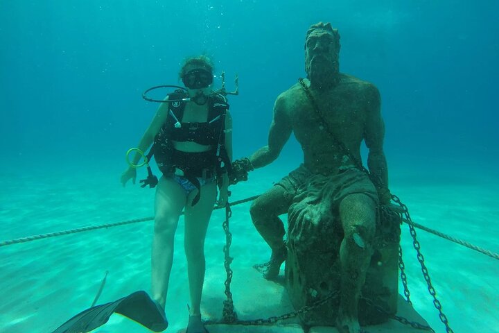 Diving for Beginners among Corals and Statues in San Andres