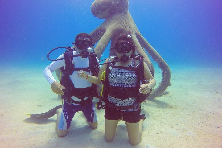 Diving for Beginners among Corals and Statues in San Andres