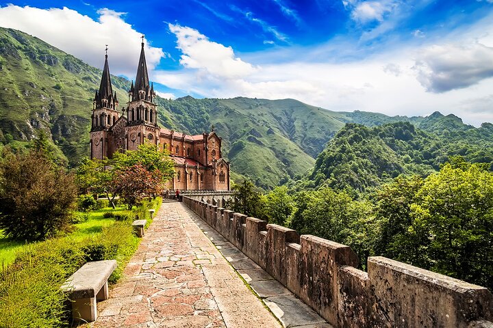 Lakes of Covadonga, Onis Cangas and Ballasts Tour from Oviedo