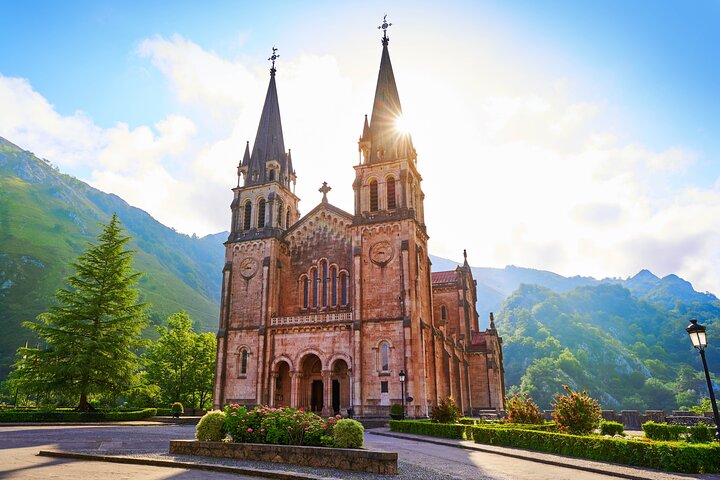 Lakes of Covadonga, Onis Cangas and Ballasts Tour from Oviedo