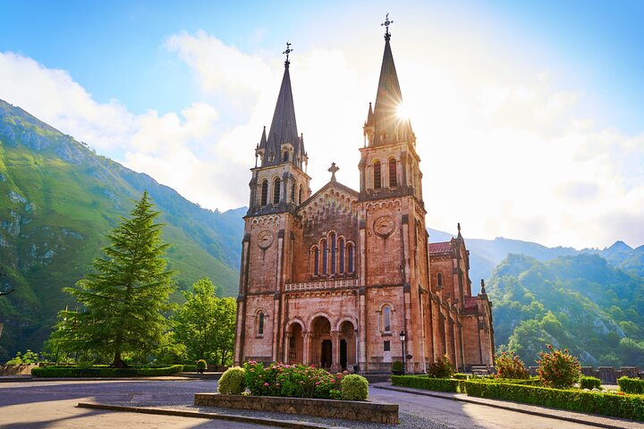 Excursion to the Lakes and Covadonga from Cangas de Onís