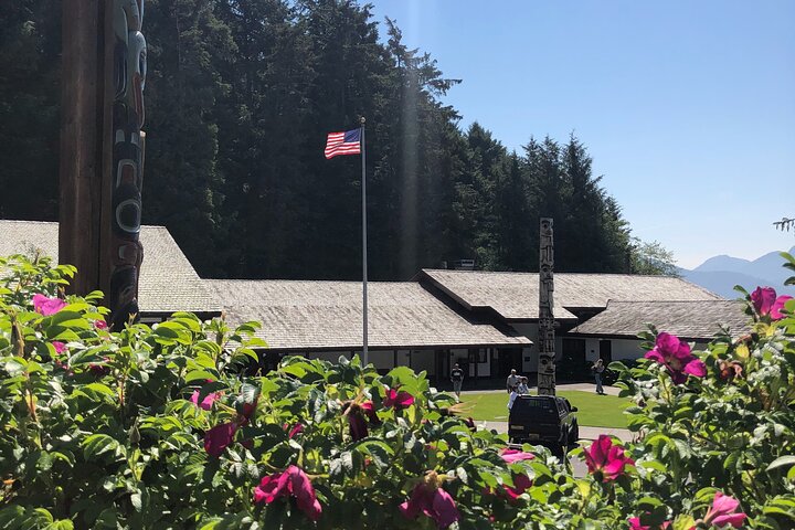 Best of Sitka Land Tour / Bears, Raptors, Totems