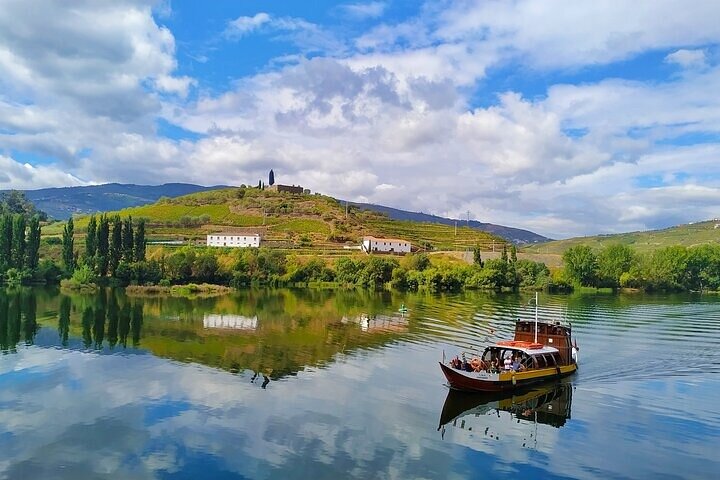 Régua: Prime Douro Valley Tour: 9 wines, Trad. Lunch & Priv. Boat