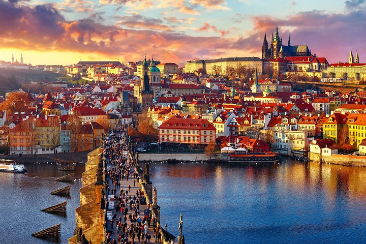 Private transfer from Passau to Prague, 2h Stop, Local driver