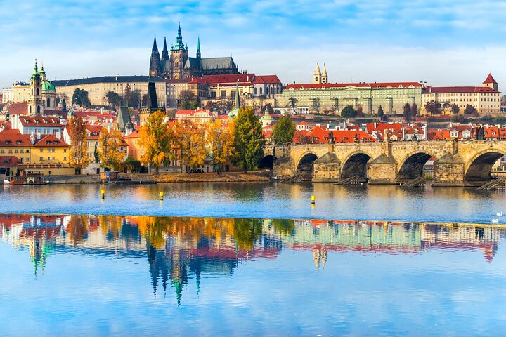 Private transfer from Passau to Prague, 2h Stop, Local driver