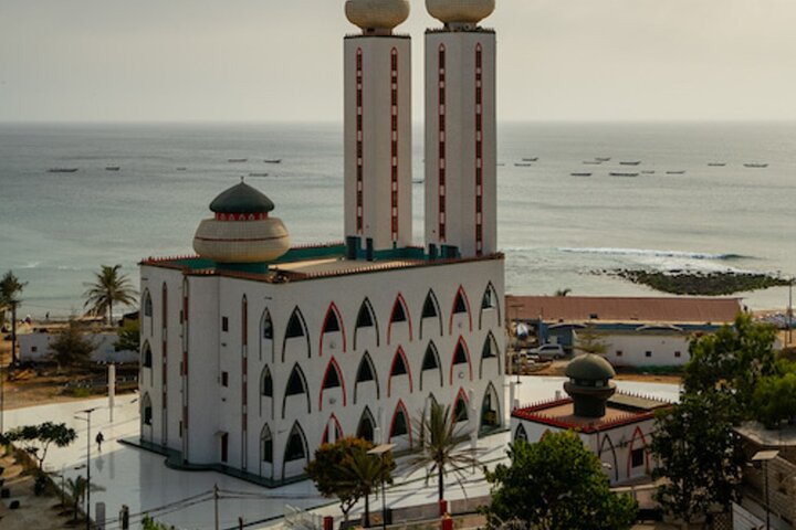 Dakar in 3h: Full tour by traditional fast coach