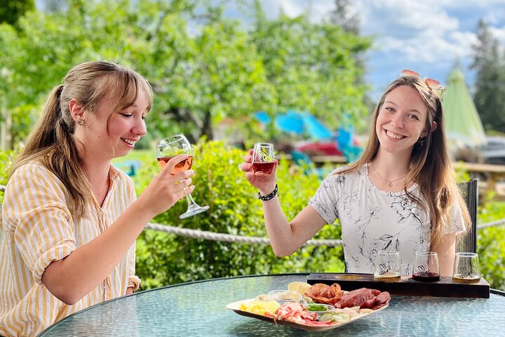 Okanagan Bee Tour and Lunch at Winery in Kelowna