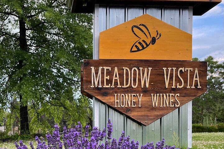 Okanagan Bee Tour and Lunch at Winery in Kelowna