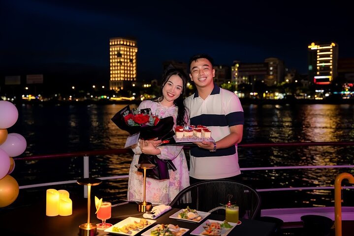 Da Nang: Poseidon Cruise with Dinner and Dragon Bridge Show