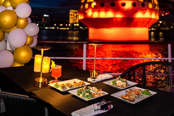 Da Nang: Poseidon Cruise with Dinner and Dragon Bridge Show