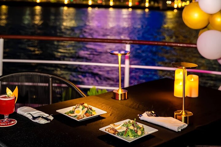 Da Nang: Poseidon Cruise with Dinner and Dragon Bridge Show