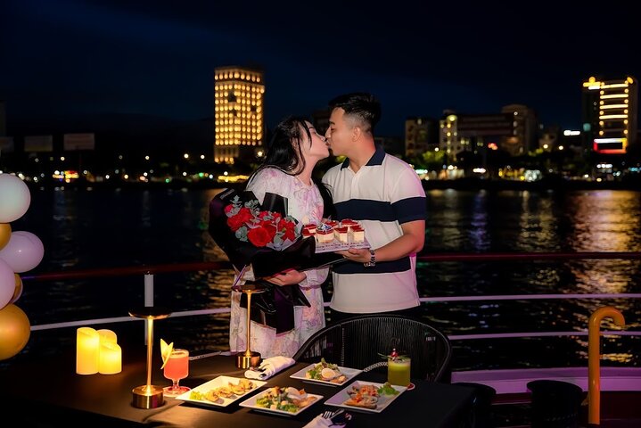 Da Nang: Poseidon Cruise with Dinner and Dragon Bridge Show