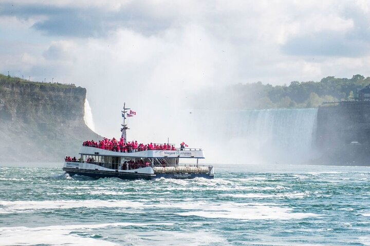 Niagara Falls Canada Walking Tour With Boat Cruise