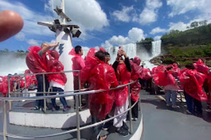 Niagara Falls Canada Walking Tour With Boat Cruise