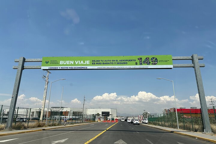 Private transfer between Leon BJX Airport and Guanajuato City