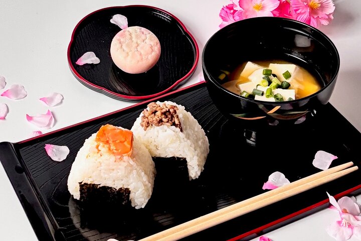 Cook Onigiri and Japanese Sweets at a Local’s Home in Kichijoji !