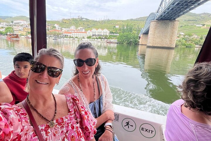 Boat tour 50min through the river Douro in Pinhão