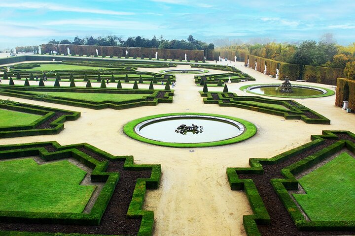 Paris-Versailles Roundtrip in a Van with tickets