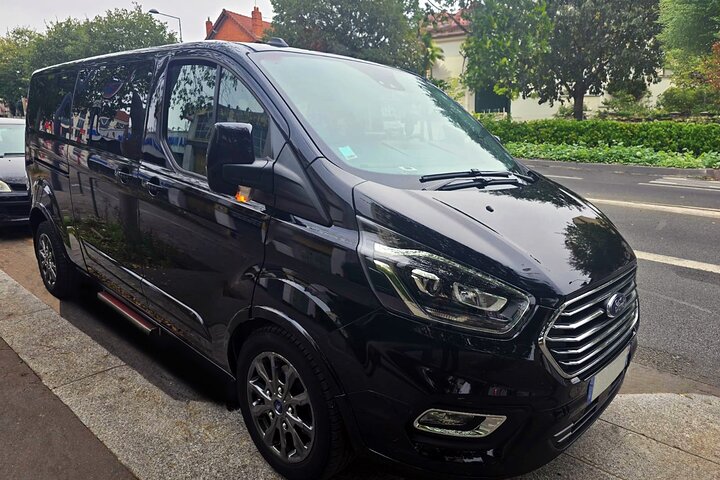 Paris-Versailles Roundtrip in a Van with tickets