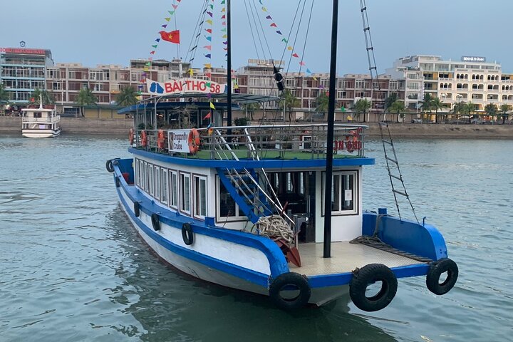 Explore 04 Hours Halong Bay Day Cruise Shore Excursion