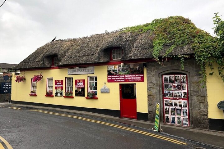 Rock of Cashel, Folklore Museum and Town Highlights Tour