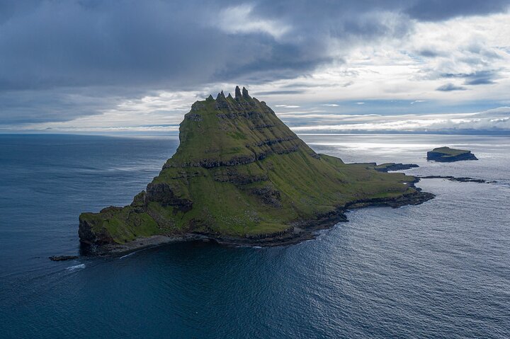 Full Day Vágar Island Tour Including Slave Cliff Hike
