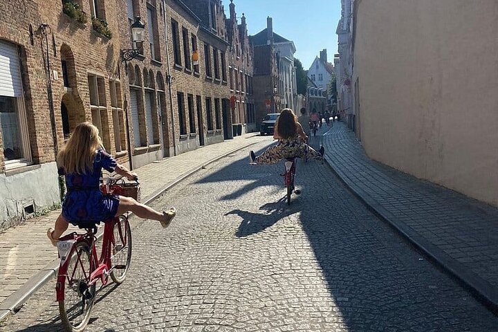Bruges Guided Retro Biketour: Highlights, Hidden Gems & Tasting