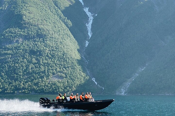 Fjordsafari with RIB to Hjørundfjord